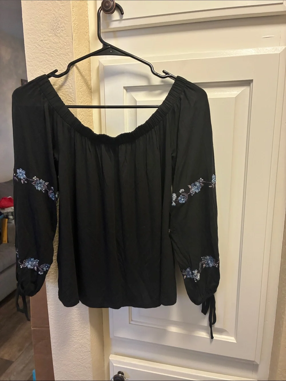 3 for $15 🦋🦋 American Eagle Outfitters off-the-shoulder top w/ floral embroidery